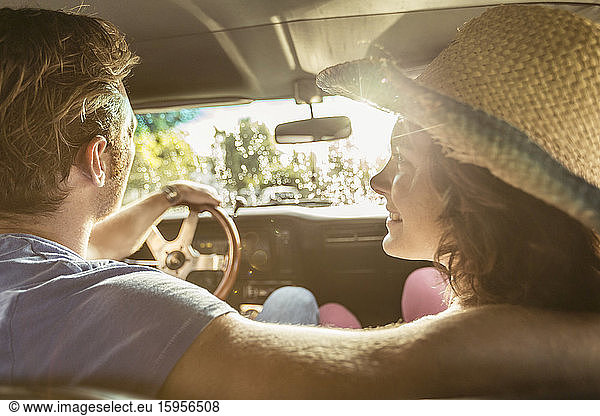 Verliebtes Ehepaar in einem Oldtimer