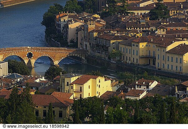 Verona  Die Steinerne Brücke  Ponte di petra  Fluss Etsch  Venetien  Italien  Europa