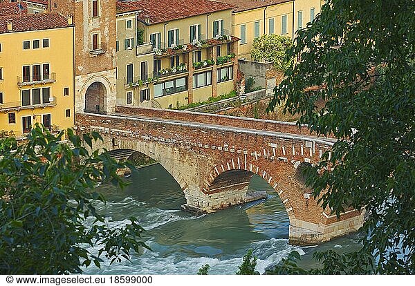Verona  Die Steinerne Brücke  Ponte di petra  Fluss Etsch  Venetien  Italien  Europa