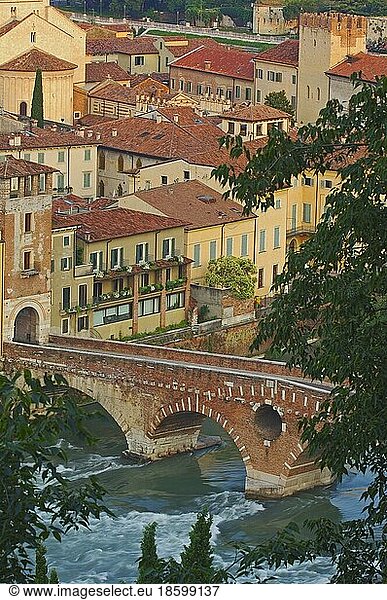 Verona  Die Steinerne Brücke  Ponte di petra  Fluss Etsch  Venetien  Italien  Europa