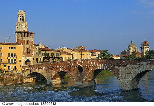 Verona  Dom  Kathedrale  Die Steinerne Brücke  Ponte di petra  Etsch  Venetien  Italien  Europa