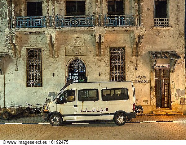 Verrosteter Lieferwagen und verfallenes Bankgebäude  Essaouira  Marokko.