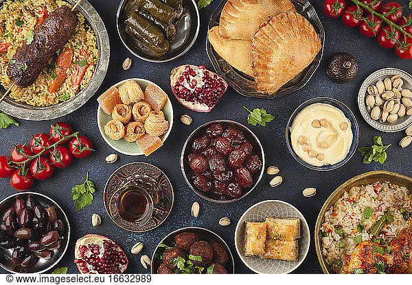 Verschiedene arabische Gerichte und Süssigkeiten für eine Ramadan Kareem Iftar Party