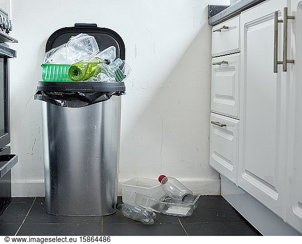 Verschiedene gebrauchte Plastikbehälter  die vom Staub in der Küche überlaufen