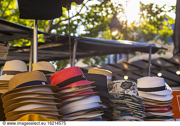 Verschiedene Hüte an einem Stand am Straßenrand in Paris  Frankreich