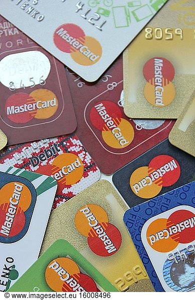Verschiedene Kreditkarten mit Mastercard-Markenlogo. Nahaufnahme von vielen Mastercard-Kreditkarten. Plastik-Bankkarten von Mastercard. Internationale Zahlungssysteme.