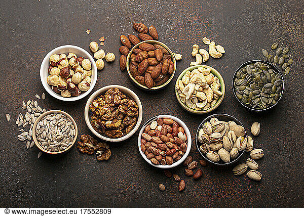 Verschiedene Nüsse und Samen in Schalen