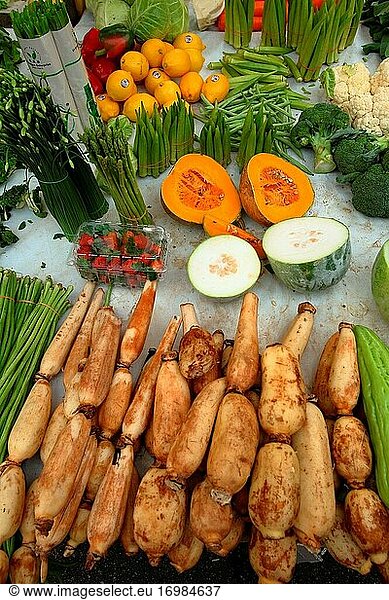 Verschiedene Obst- und Gemüsesorten werden auf einem lokalen Markt in Malaysia verkauft.
