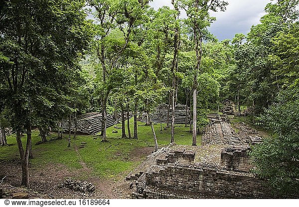 Verschiedene Strukturen in El Cementerio  Archäologischer Park von Copán  Honduras  Mittelamerika