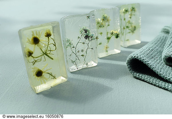 Verschiedene Wildblumen  gegossen in transparente Glyzerinseifenstangen