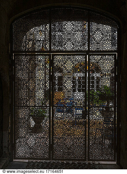 Verschlungene Muster verschnörkelter Fenster