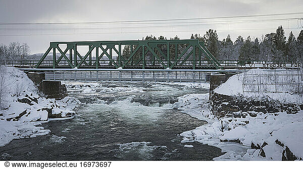 verschneite Eisenbahnbrücke in Skandinavien