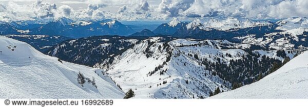 Verschneite Winterberglandschaft  Morzine  Port du Soleil  Auvergne Rhone Alpes  Alpen  Frankreich