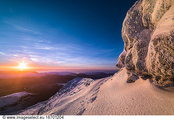Verschneiter Wintersonnenaufgang vom Gipfel des Ben More