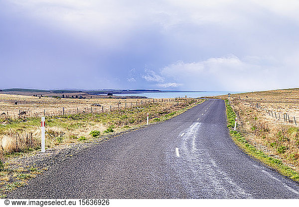 Verschwindende Sicht auf die Godley Peaks Road bei bewölktem Himmel  Tekapo  Südinsel  Neuseeland
