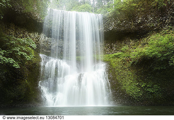 Verschwommene Bewegung des Wasserfalls im Silver Falls State Park