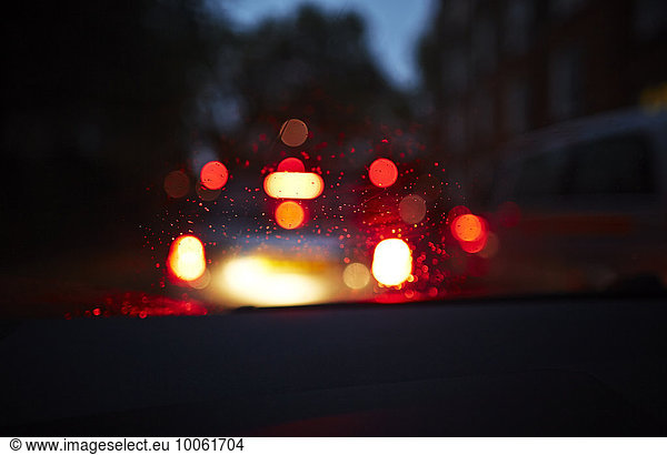 Verschwommene Rücklichter des Autos bei Nacht