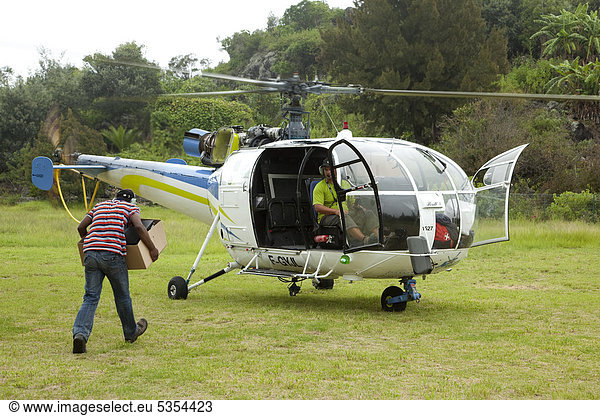 Versorgung per Hubschrauber im abgelegenen und schwer erreichbaren Bergdorf La Nouvelle  im Vulkankessel Cirque de Mafate  Insel La Reunion  Indischer Ozean