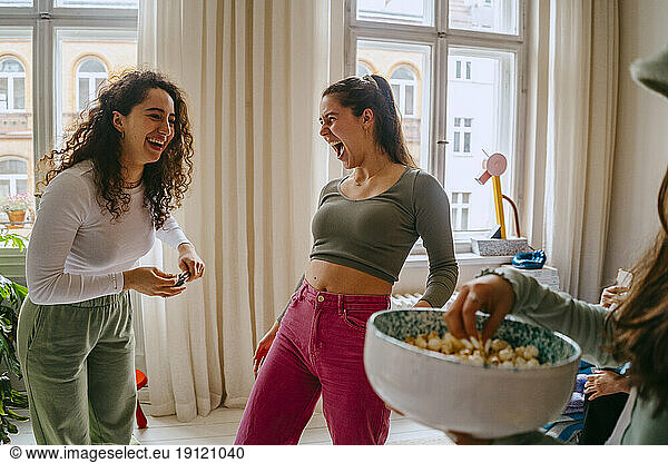 Verspielte junge Frauen genießen das Wochenende zu Hause