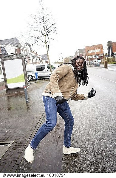 Verspielter Mann scherzt auf der Straße. Leeuwarden  Friesland  Niederlande  Europa