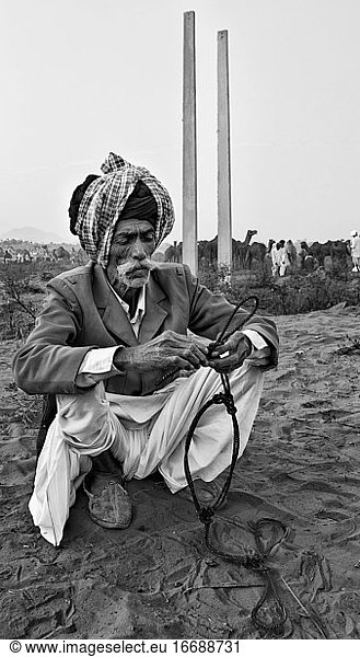 Versteckte Aufnahme eines Nomaden in Pushkar  Rajasthan  Indien