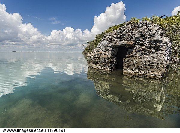 Versunkene Felsen mit Spiegelung im Wasser  Capechen Lagune  Biosphärenreservat Sian Ka'an  Tulum  Quintana Roo  Yucatan  Mexiko  Mittelamerika