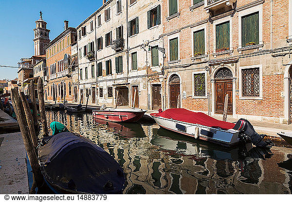 Vertäute Boote auf engem Kanal  Palastgebäude im Renaissance-Architekturstil  Dorsoduro-Viertel  Venedig  Venetien  Italien