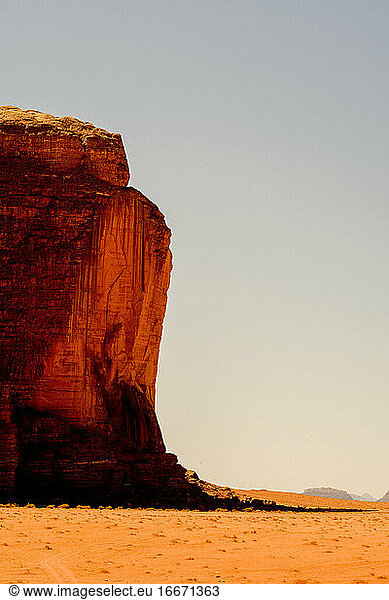 Vertikale Felswand in der Wüste von Wadi Rum  Jordanien