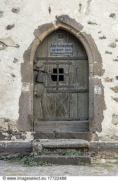 Vertwitterte Holztür  Eingang zum historischen Verlies  Kerker  mittelalterliches Gefängnis im Stadtturm  Altstadt  Lich  Wetterau  Hessen  Deutschland  Europa