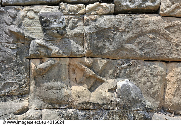 Verwitterte Figur  Relief an der Terrasse der Elefanten  Angkor  Kambodscha  Asien