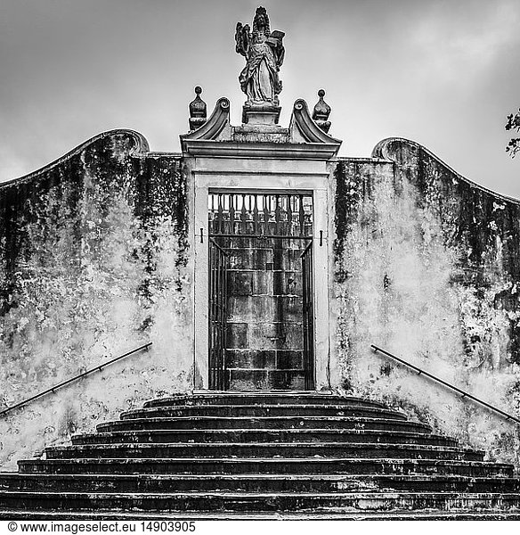 Verwitterte Gebäudehülle mit Statue über dem Eingang; Coimbra  Bezirk Coimbra  Portugal