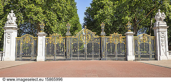 Verziertes und dekoratives Tor zum Buckingham Palace; London  England