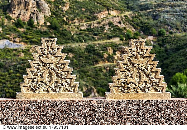 Verzierungen auf einer Mauer  Ornamente  arabeskes Muster  maurischer Architekturstil  Blick ins Tal  Cortijo Cabrera  Sierra Cabrera  Almeria  Andalusien  Südspanien  Spanien  Europa