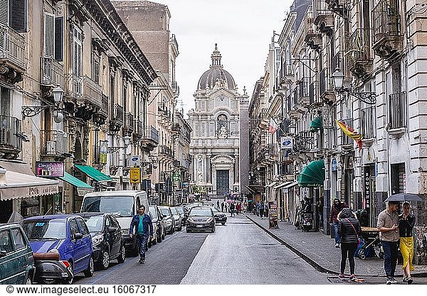 Via Giuseppe Garibaldi  Blick auf die Kathedrale der Heiligen Agatha in Catania  der zweitgrößten Stadt der Insel Sizilien in Italien.
