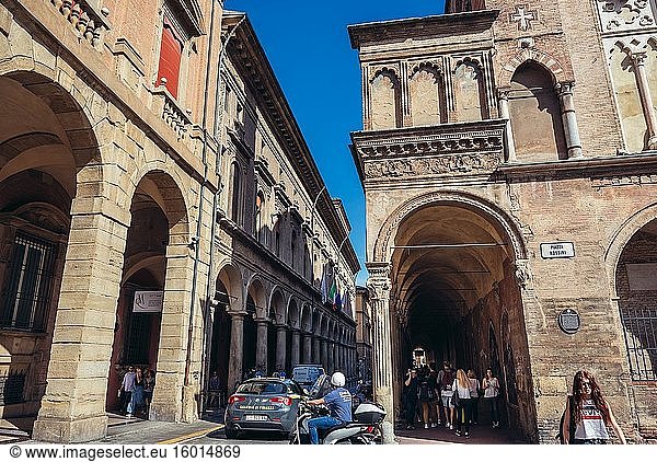 Via Zamboni mit der Ecke der Basilika San Giacomo Maggiore in Bologna  der Hauptstadt und größten Stadt der Region Emilia Romagna in Italien.