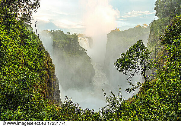 Victoria Falls  die Wasserfälle des Sambesi-Flusses von den Klippen in Simbabwe aus gesehen