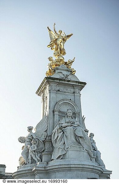 Victoria Memorial  a monument to Queen Victoria  Buckingham Palace  London  England
