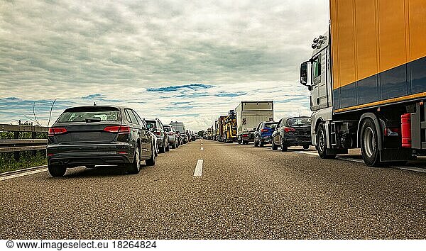 Viele Kraftfahrzeuge bilden eine Rettungsgasse auf einer Autobahn in Deutschland