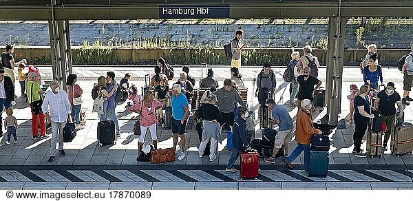 Viele Menschen warten am Gleis auf ihren Zug  Hauptbahnhof  Hamburg  Deutschland  Europa