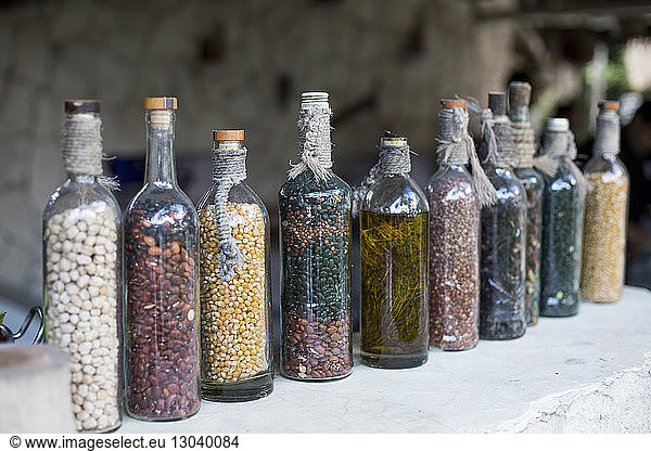 Vielfalt von Hülsenfrüchten in Flaschen auf dem Tisch