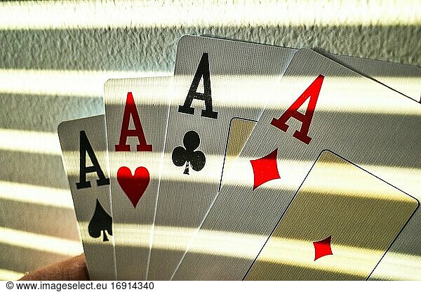 Vier Asse in einem Kartenspiel.