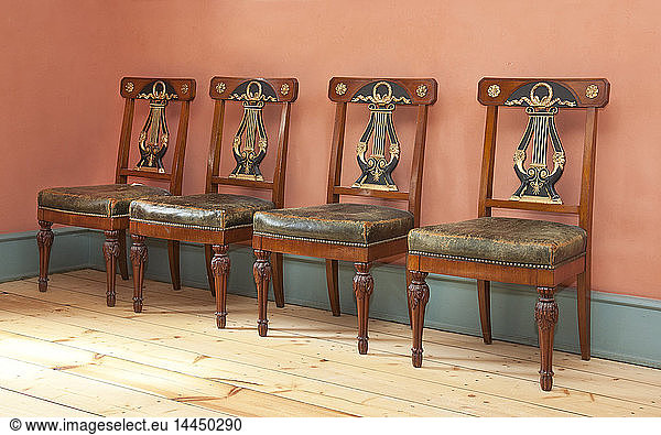 Vier verzierte Stühle