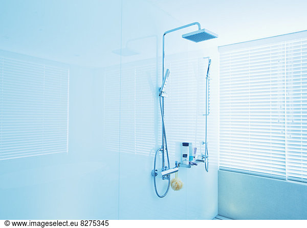 Viereckiger Duschkopf im modernen Bad