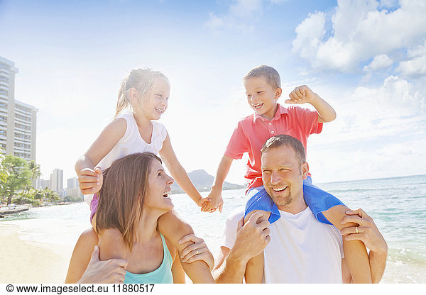 Vierköpfige Familie im Sommerurlaub in Waikiki Beach; Honolulu  Oahu  Hawaii  Vereinigte Staaten von Amerika'.