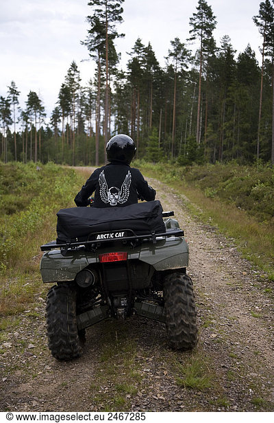 Vierräder auf einer Forststrasse Schweden.