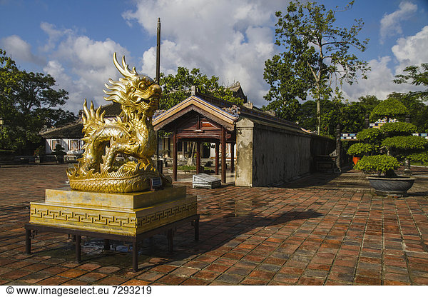 Vietnam  Hue  Berühmte Drachenstatue in Hue Citadel