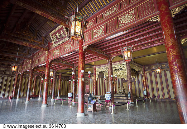 Vietnam  Hue  Citadel  Imperial Gehäuse  Kaiser Thron in Thai Hoa Palace