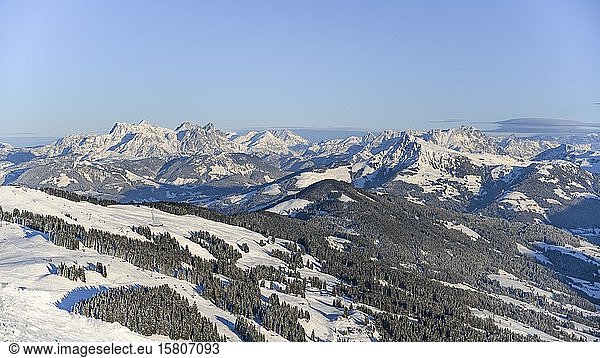 View from the Hohe Salve  right Kitzbühler Horn  left Loferer Steinberge  mountain panorama in winter  ski area SkiWelt Wilder Kaiser Brixental  Brixen im Thale  Tyrol  Austria  Europe