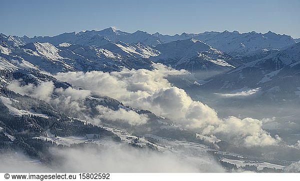 View from the Hohe Salve to the Windautal  mountain panorama in winter  cloudy valley  ski area SkiWelt Wilder Kaiser Brixental  Brixen im Thale  Tyrol  Austria  Europe