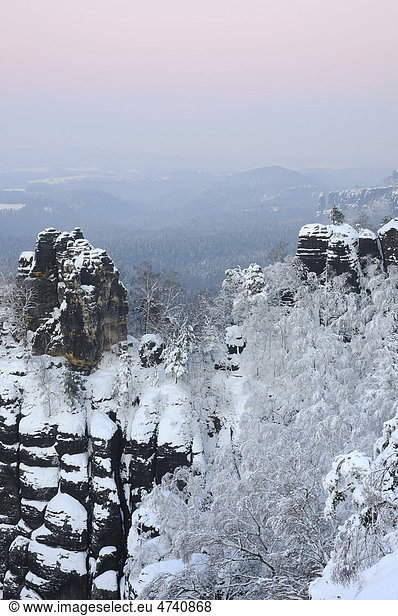View from the lookout at Schrammsteinaussicht in winter  Elbe Sandstone Mountains  Saxon Switzerland  Saxony  Germany  Europe